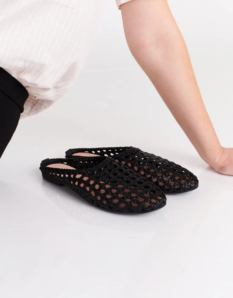 SHANTI - BLACK handwoven leather mule