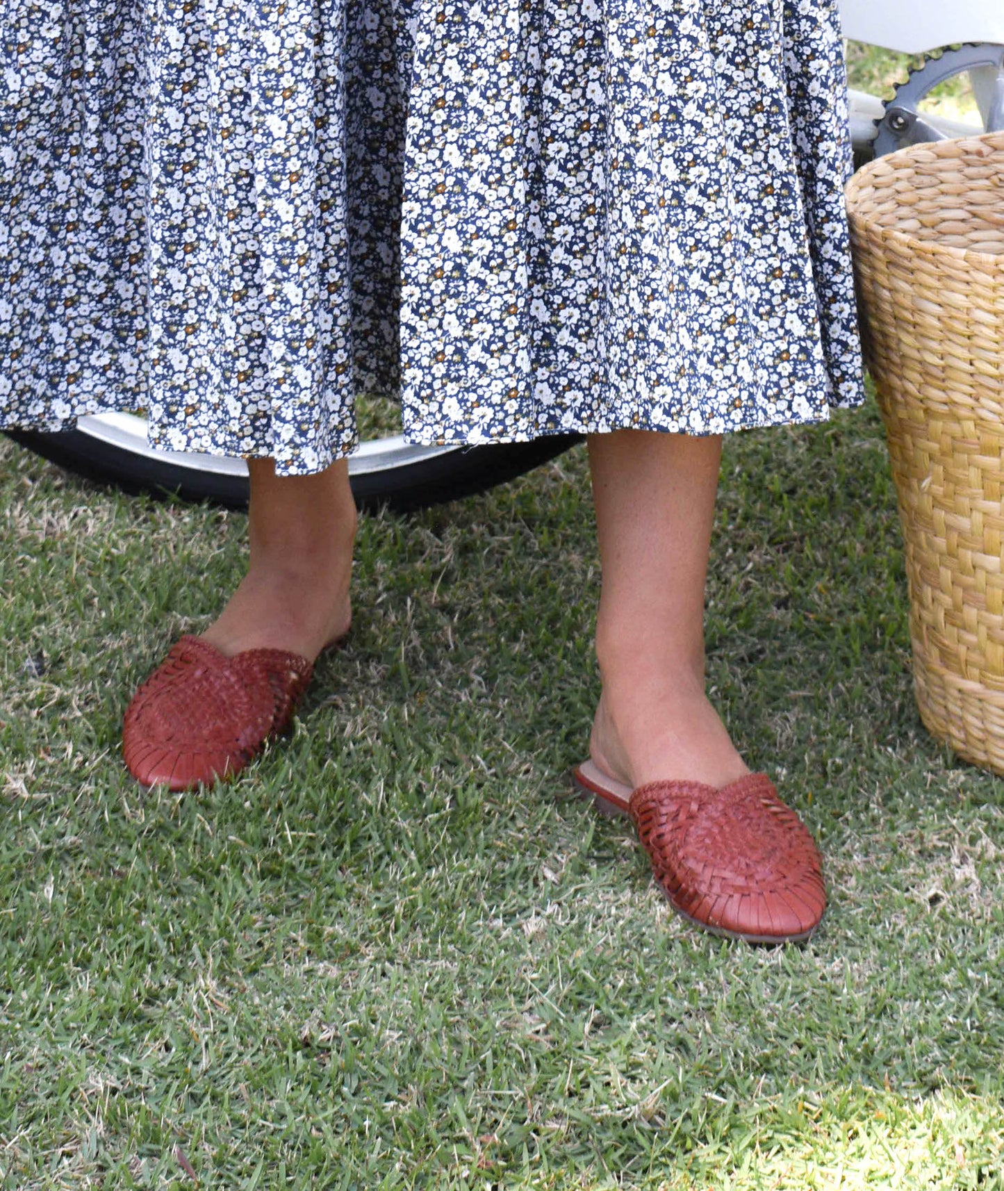 ARI - COGNAC handwoven leather mule