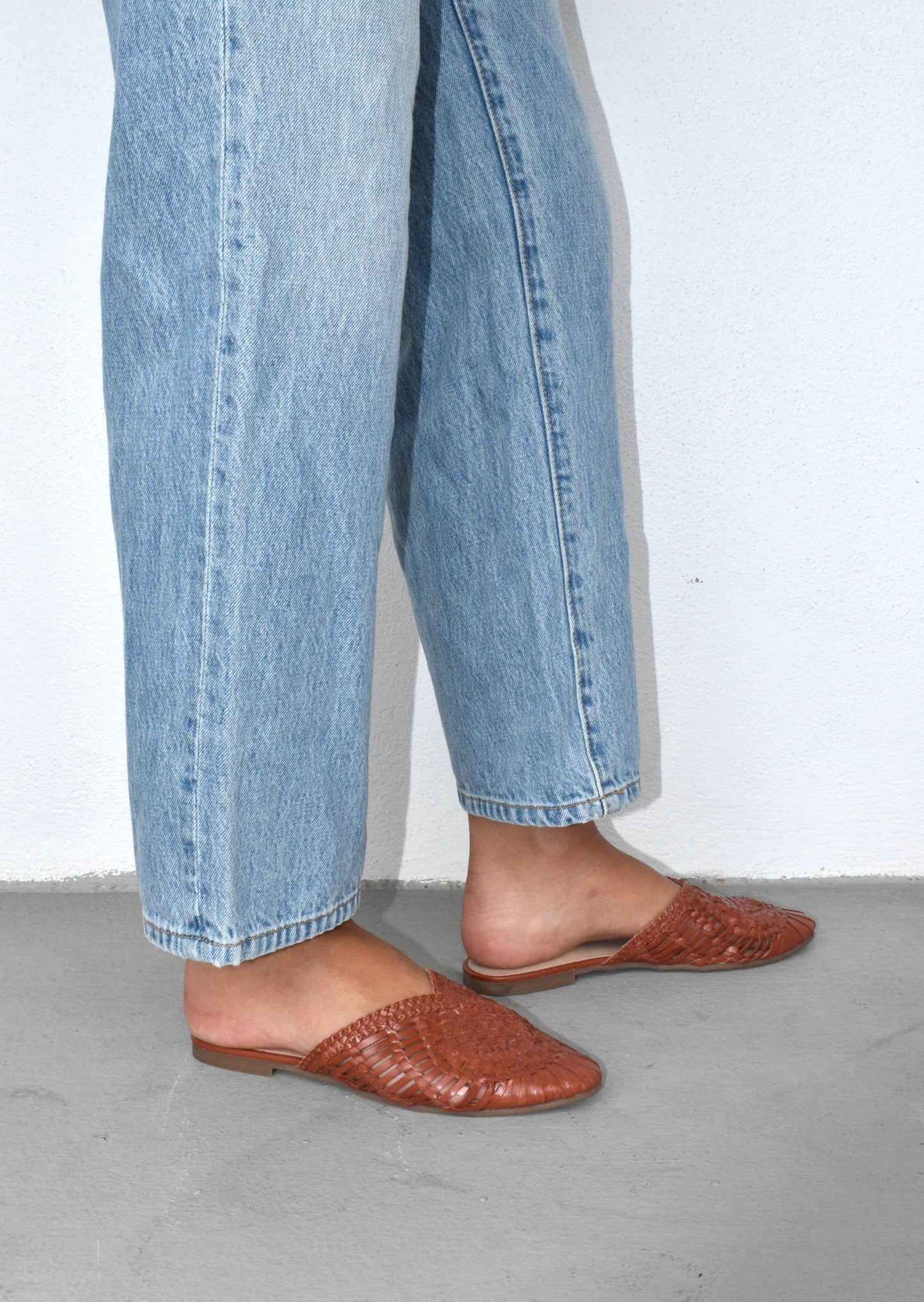 ARI - COGNAC handwoven leather mule